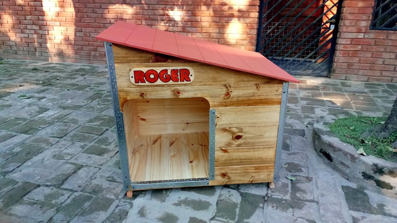 Cucha de madera artesanal hecha a mano con placa personalizada en jardín