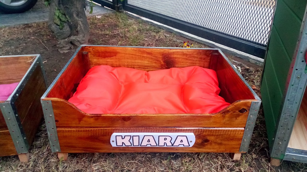 Cama sommier artesanal de madera con almohadón mullido