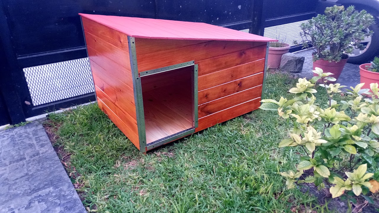 Cucha de madera con terminación en tono roble